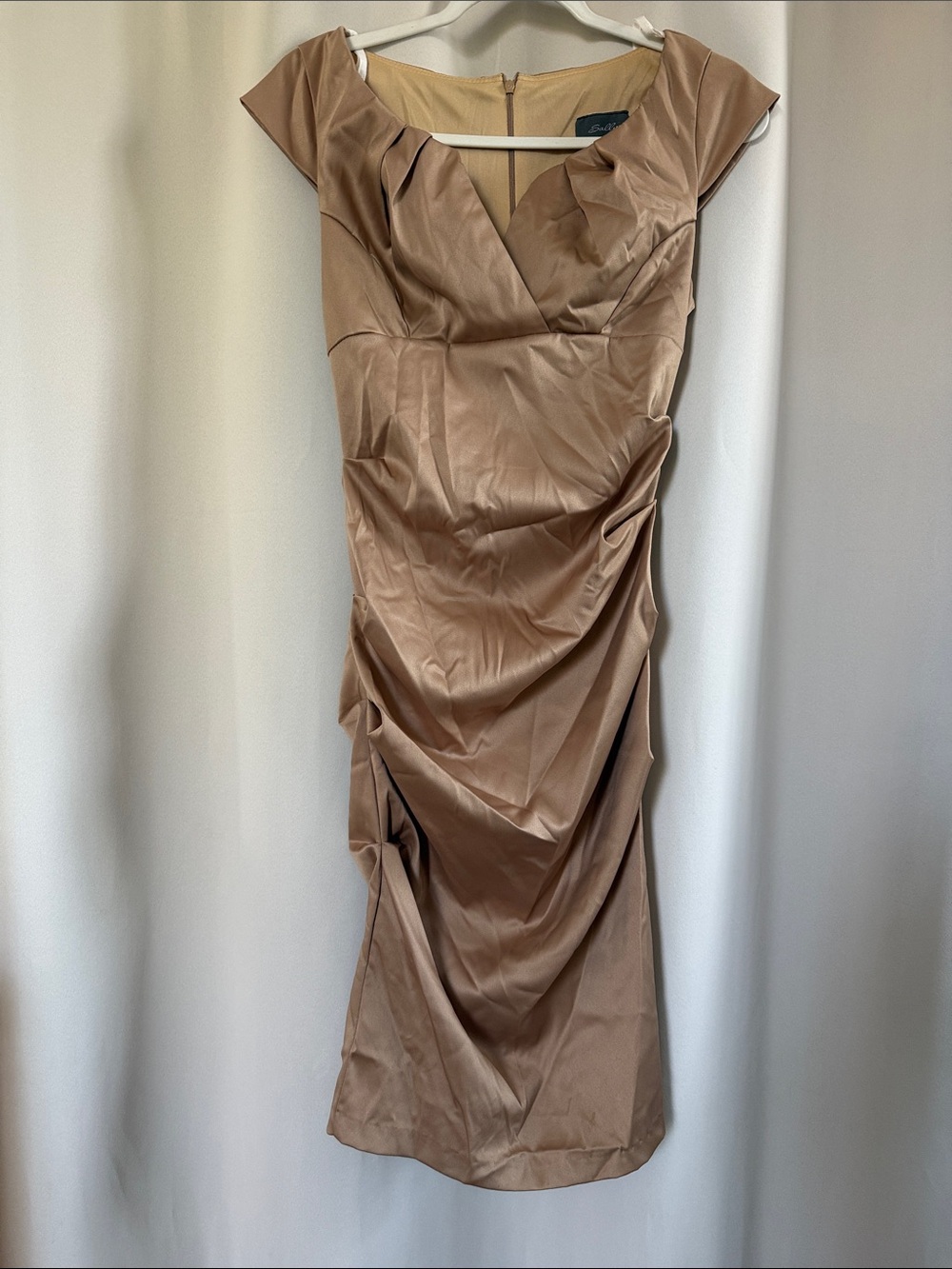 Elegant Ruched Cap-Sleeve Midi Dress in Taupe
